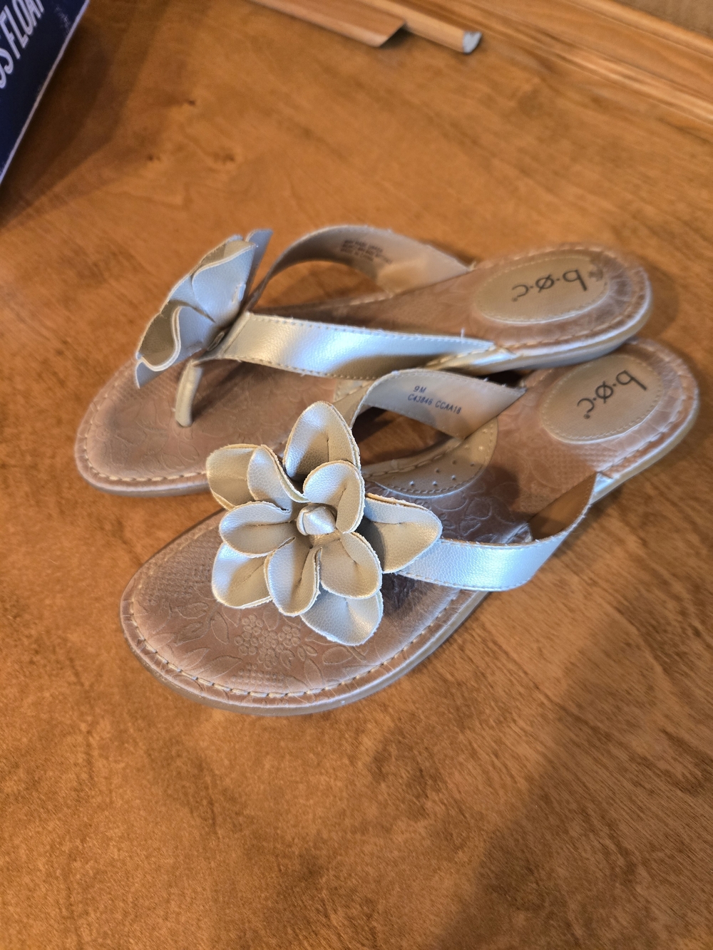 b.o.c. cream floral thong sandals